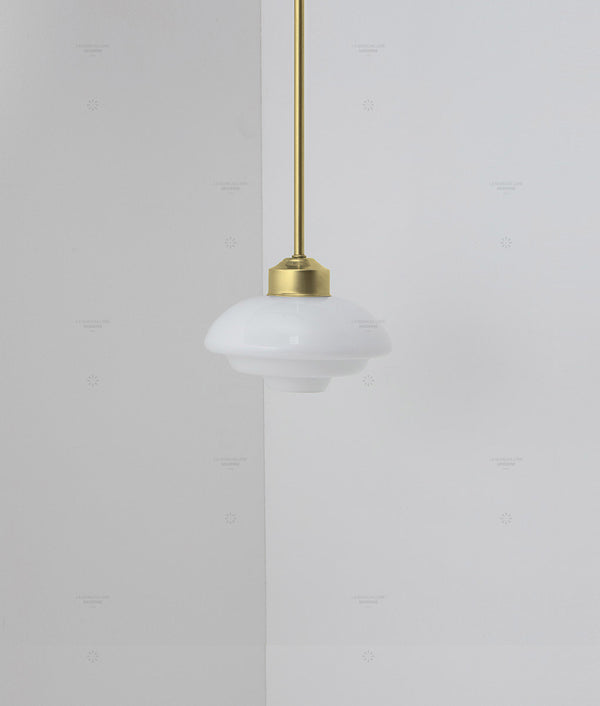 Suspension "Bistro" laiton, verrerie opaline "artichaut", modèle court, 30cm, éteinte