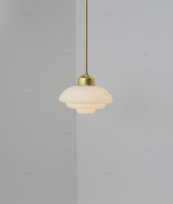 Suspension "Bistro" laiton, verrerie opaline "artichaut", modèle court, 30cm, allumée