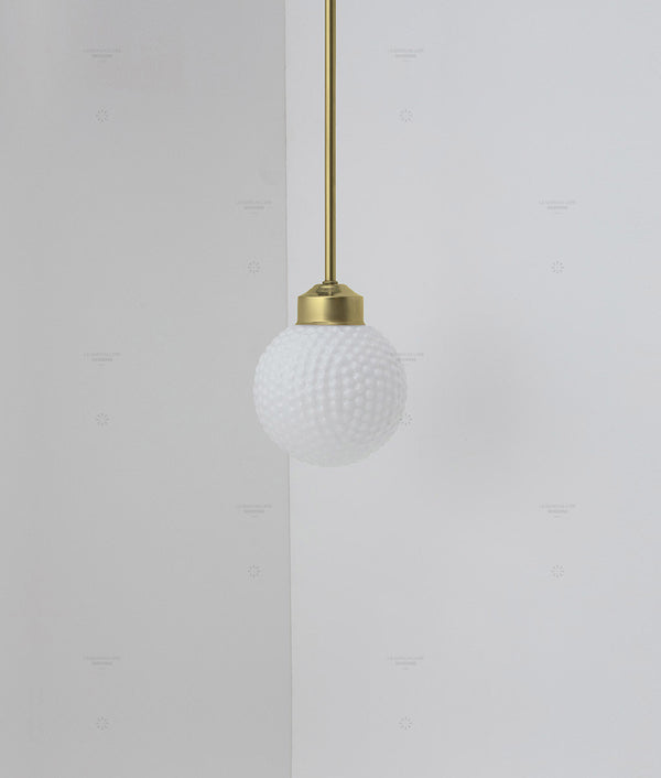 Suspension "Bistro" laiton, verrerie boule opaline bullée, modèle court, 30cm, éteinte