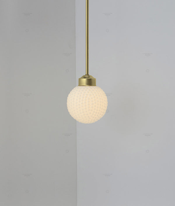 Suspension "Bistro" laiton, verrerie boule opaline bullée, modèle court, 30cm, allumée