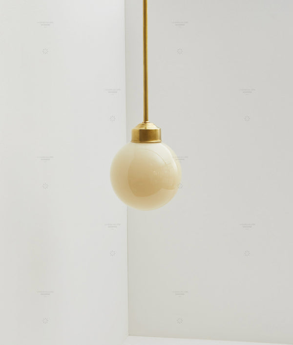 Suspension "Bistro" laiton, verrerie boule en opaline crème satinée - La Quincaillerie moderne