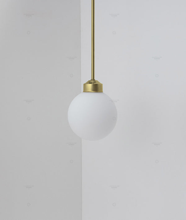 Suspension "Bistro" laiton, grande verrerie boule opaline mate, modèle long, 30cm