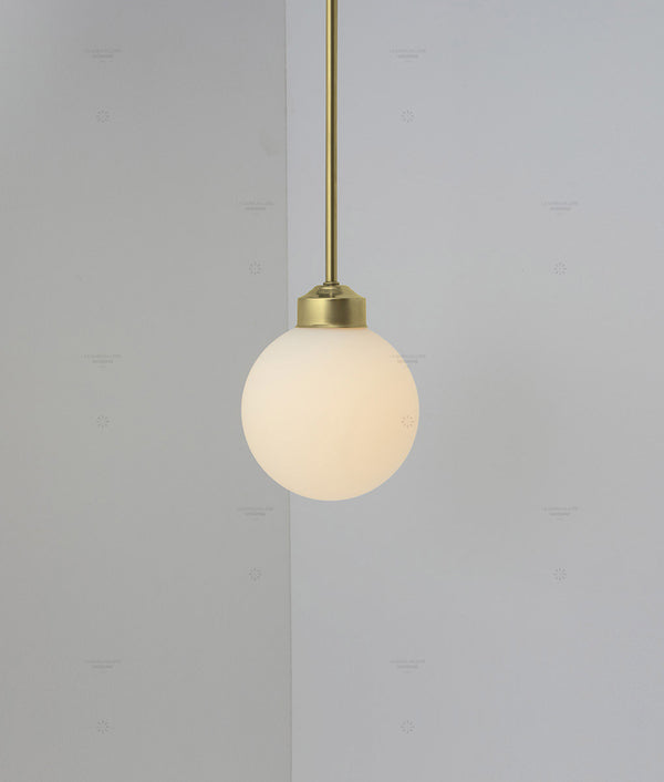 Suspension "Bistro" laiton, grande verrerie boule opaline mate, modèle long, 30cm, allumée