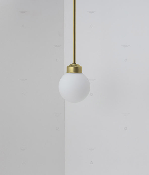 Suspension "Bistro" laiton, petite verrerie boule opaline mate, modèle court, 30cm, éteinte