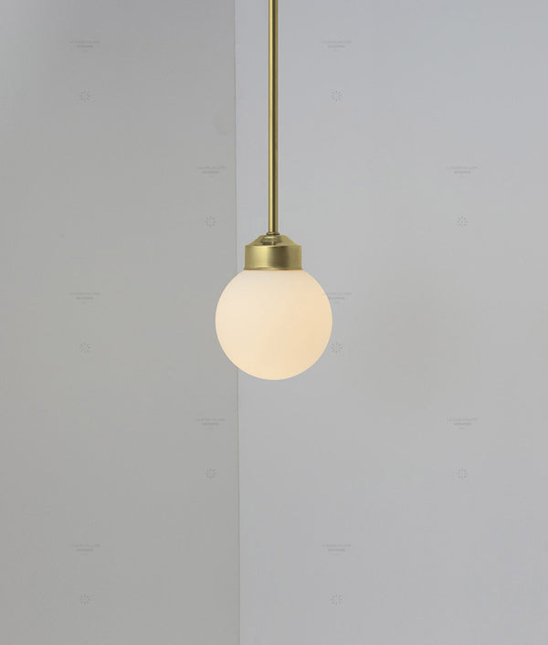 Suspension "Bistro" laiton, petite verrerie boule opaline mate, modèle court, 30cm, allumée