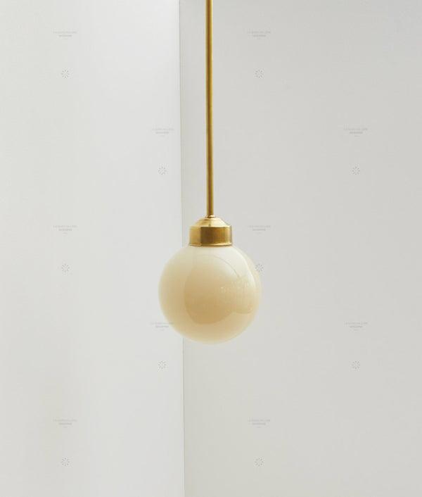 Suspension "Bistro" laiton, verrerie boule en opaline crème satinée - La Quincaillerie moderne