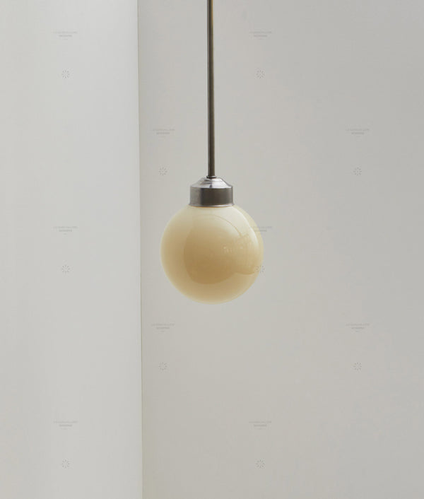 Suspension "Bistro", verrerie boule en opaline crème satinée, modèle court