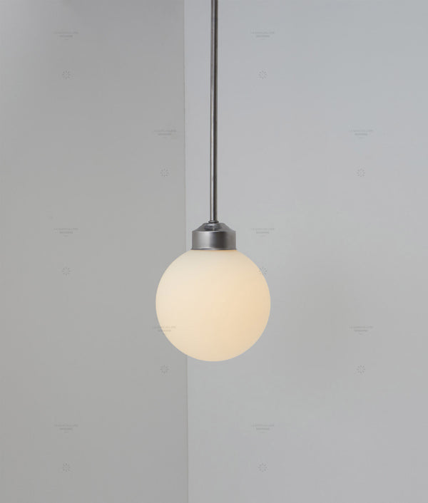 Suspension "Bistro", grande verrerie boule opaline mate, modèle court, 30cm, allumée