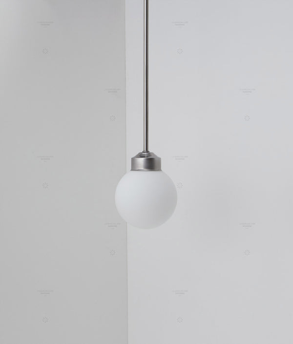 Suspension "Bistro", petite verrerie opaline boule mate, modèle court, 30cm