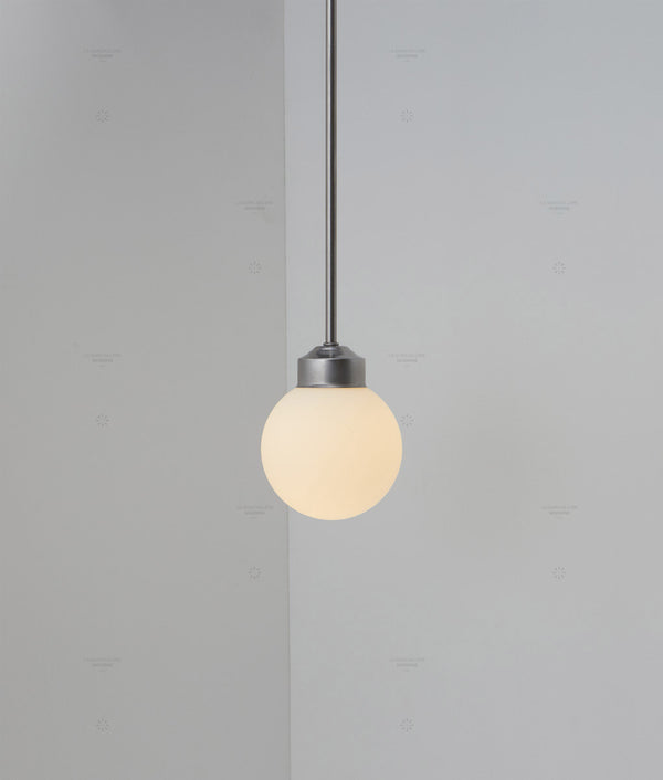 Suspension "Bistro", petite verrerie opaline boule mate, modèle court, 30cm, allumée