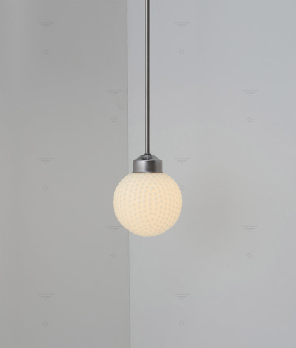 Suspension "Bistro", verrerie opaline boule bullée, modèle court, 30cm, allumée