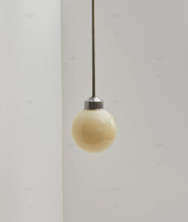 Suspension "Bistro", verrerie boule en opaline crème satinée, modèle moyen